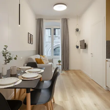 Timeless 2-bedrooms Flat Apartment Trieste